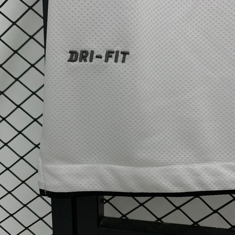 Retro Manchester United 2010-2011 away game - Image 7