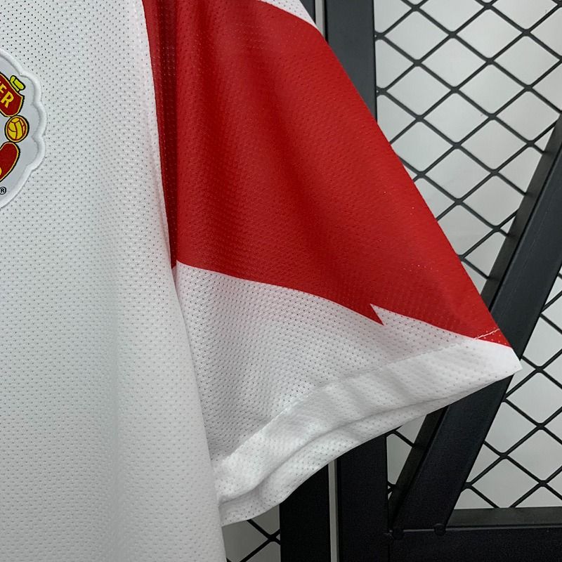 Retro Manchester United 2010-2011 away game - Image 9